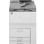 Ricoh MP 9002, impressora multifuncional P&B de produção de alta capacidade, projetada para grandes volumes de impressão e cópia.